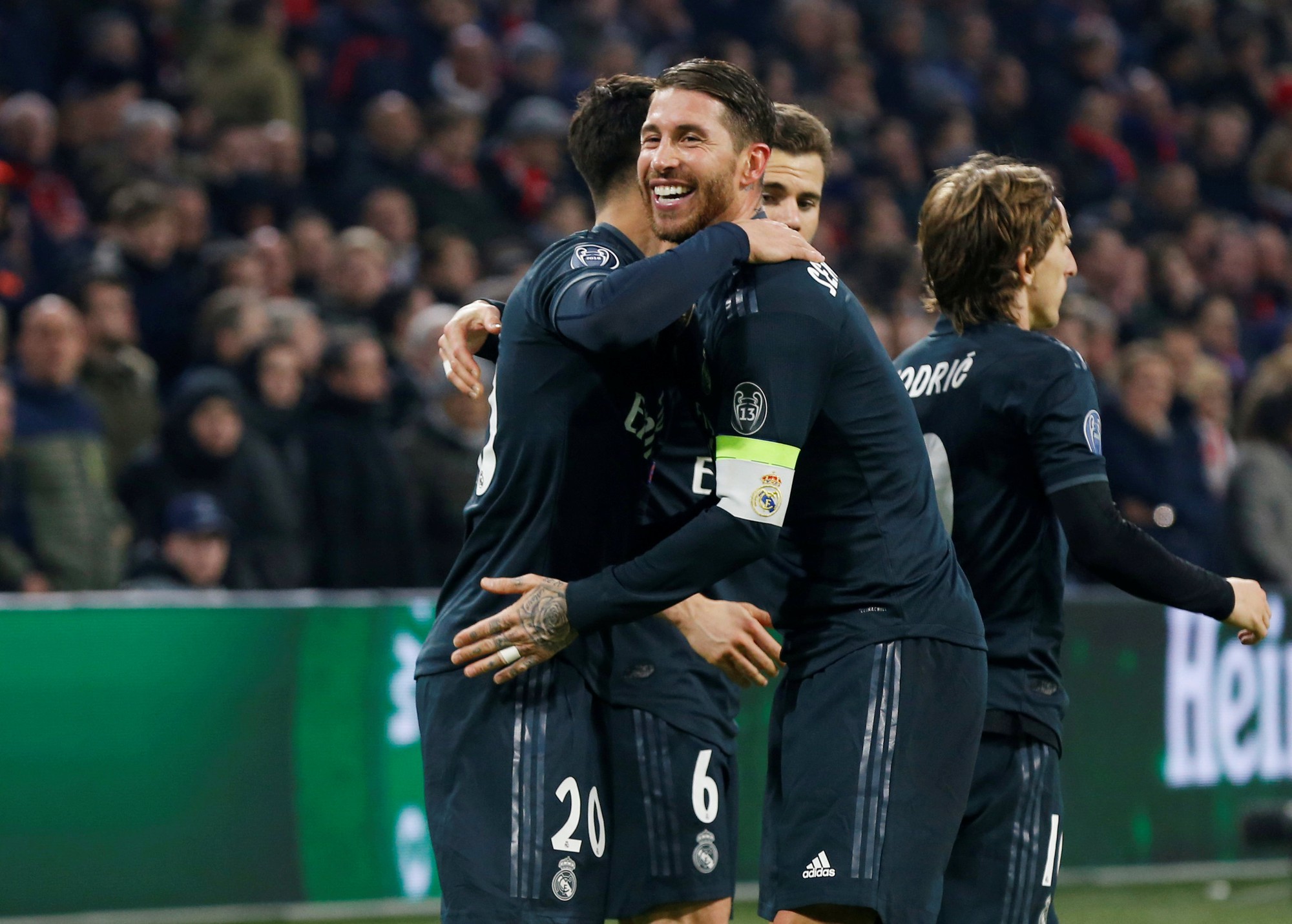 G&atilde; hề Ramos bất lực nh&igrave;n Real Madrid thảm bại ở Champions League - Ảnh 6.