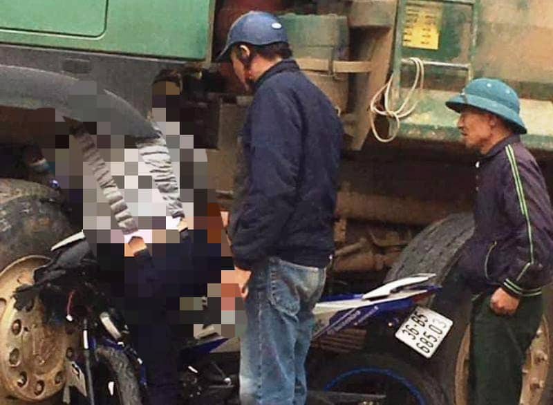 Kinh hãi cảnh nam thanh niên cùng xe máy "găm" vào gầm xe “hổ vồ”