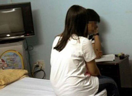 Chồng tố cáo vợ giáo viên vào khách sạn với nam sinh lớp 10
