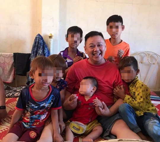 Chụp ảnh với nhiều trẻ em, Minh Béo lại gây phản cảm
