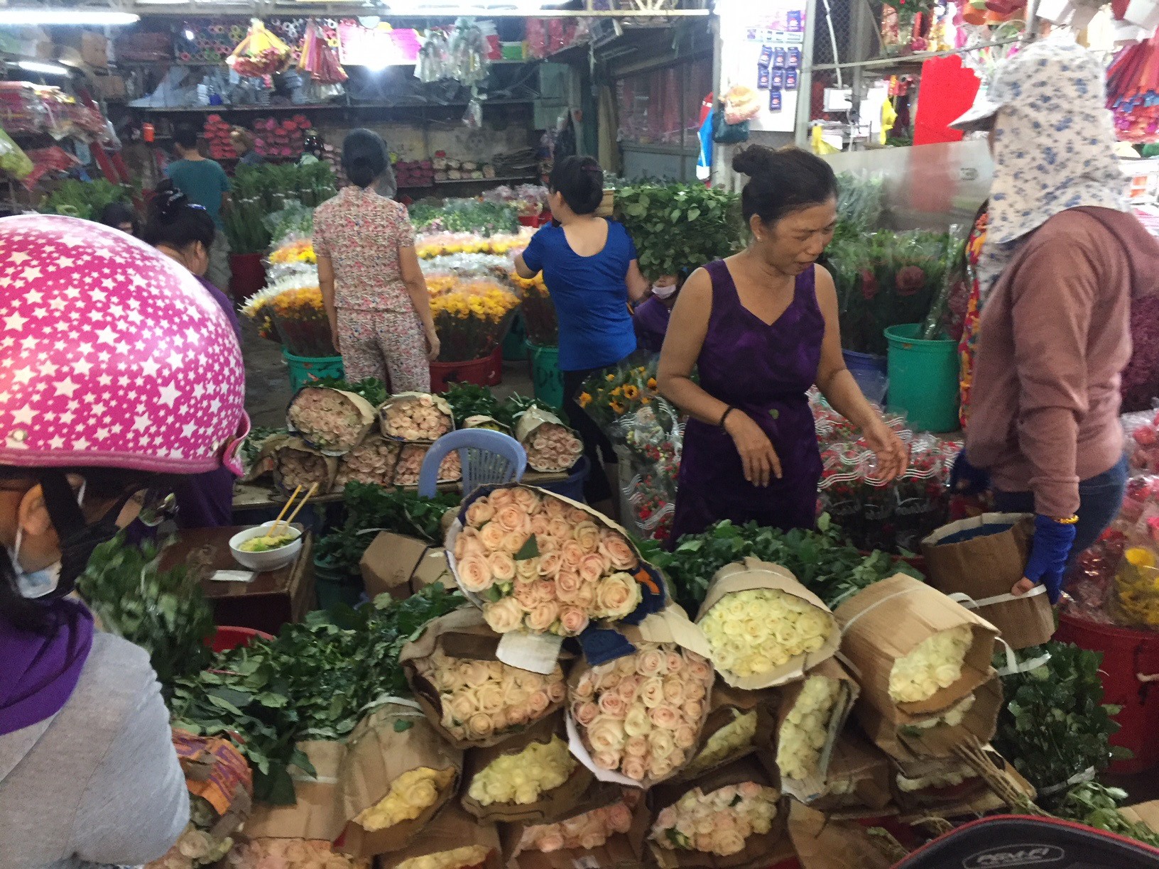 Chưa đến 8-3, gi&aacute; hoa hồng ở TP HCM đ&atilde; tăng ch&oacute;ng mặt  - Ảnh 1.