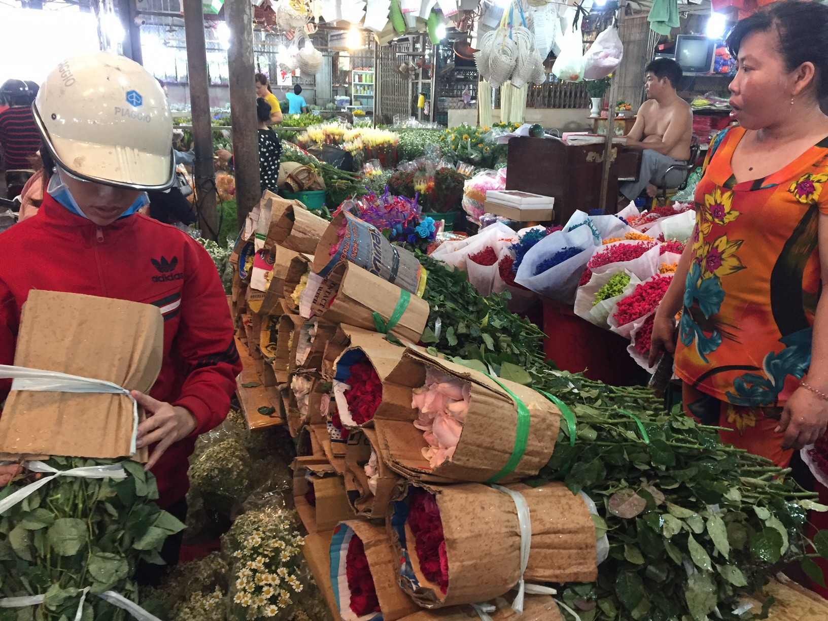 Chưa đến 8-3, gi&aacute; hoa hồng ở TP HCM đ&atilde; tăng ch&oacute;ng mặt  - Ảnh 3.