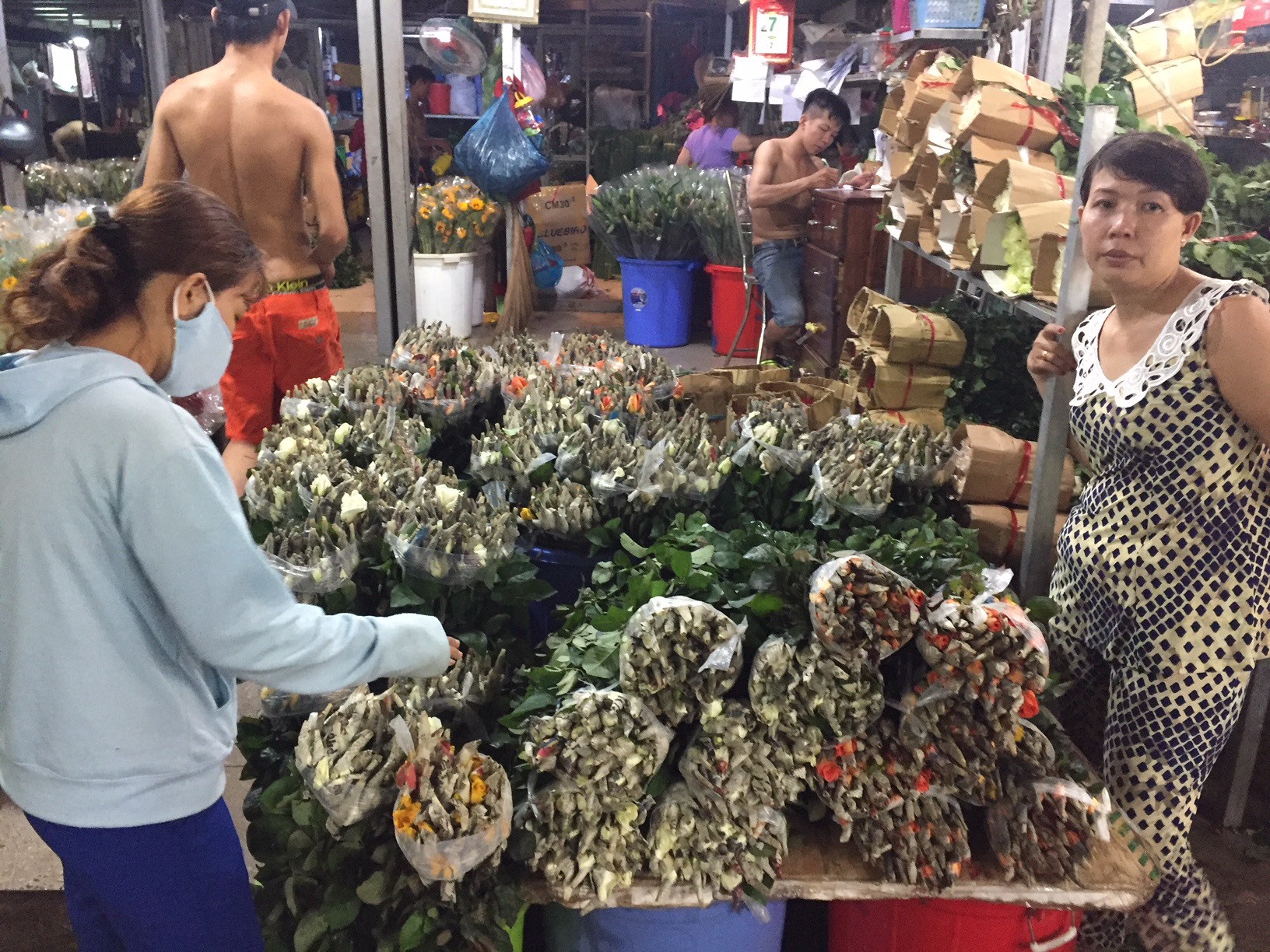 Chưa đến 8-3, gi&aacute; hoa hồng ở TP HCM đ&atilde; tăng ch&oacute;ng mặt  - Ảnh 4.