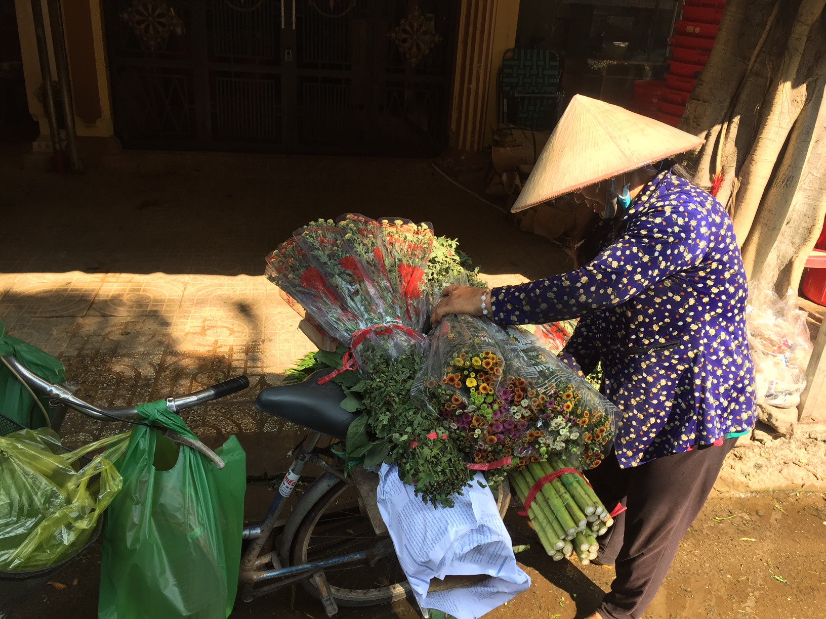 Chưa đến 8-3, gi&aacute; hoa hồng ở TP HCM đ&atilde; tăng ch&oacute;ng mặt  - Ảnh 6.