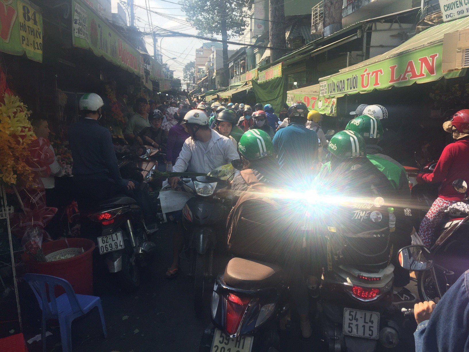 Chưa đến 8-3, gi&aacute; hoa hồng ở TP HCM đ&atilde; tăng ch&oacute;ng mặt  - Ảnh 8.