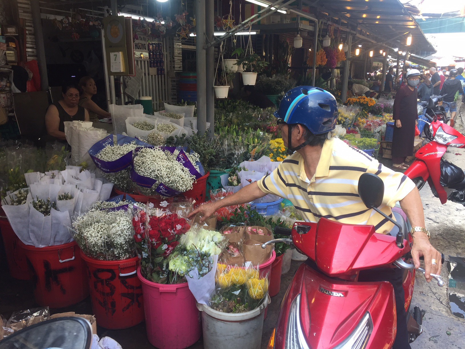 Chưa đến 8-3, gi&aacute; hoa hồng ở TP HCM đ&atilde; tăng ch&oacute;ng mặt  - Ảnh 11.