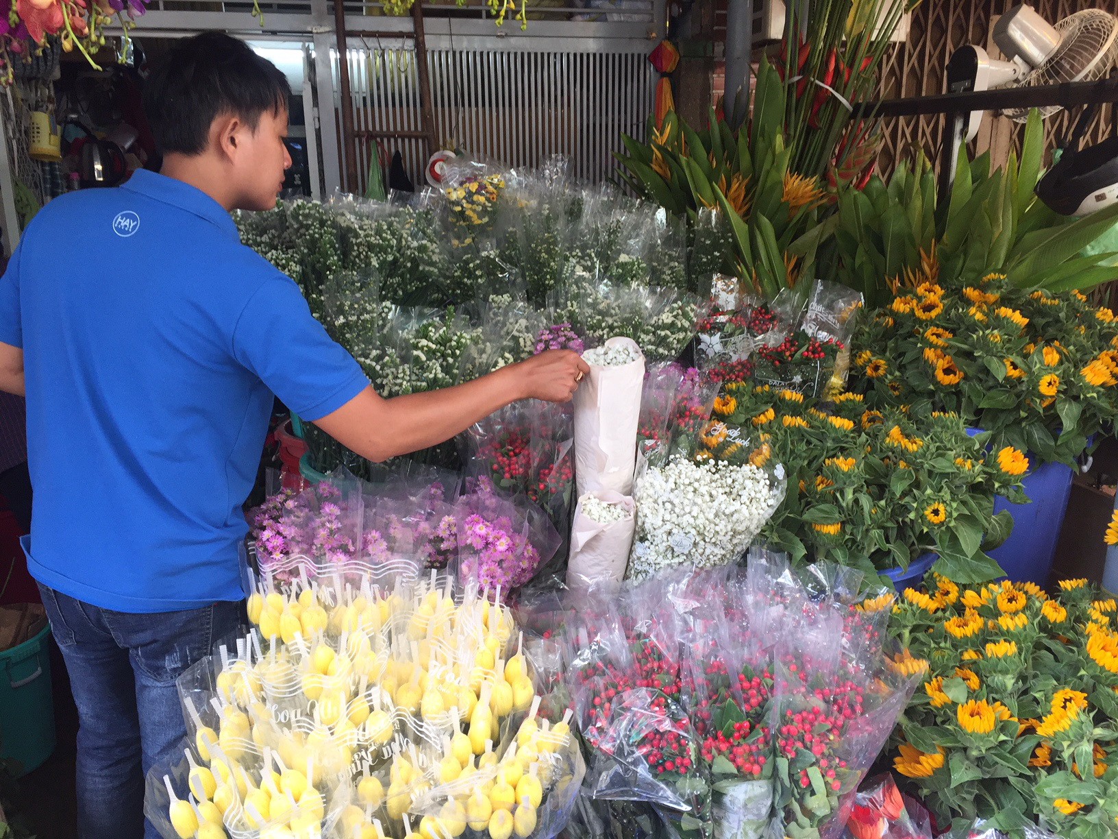 Chưa đến 8-3, gi&aacute; hoa hồng ở TP HCM đ&atilde; tăng ch&oacute;ng mặt  - Ảnh 12.