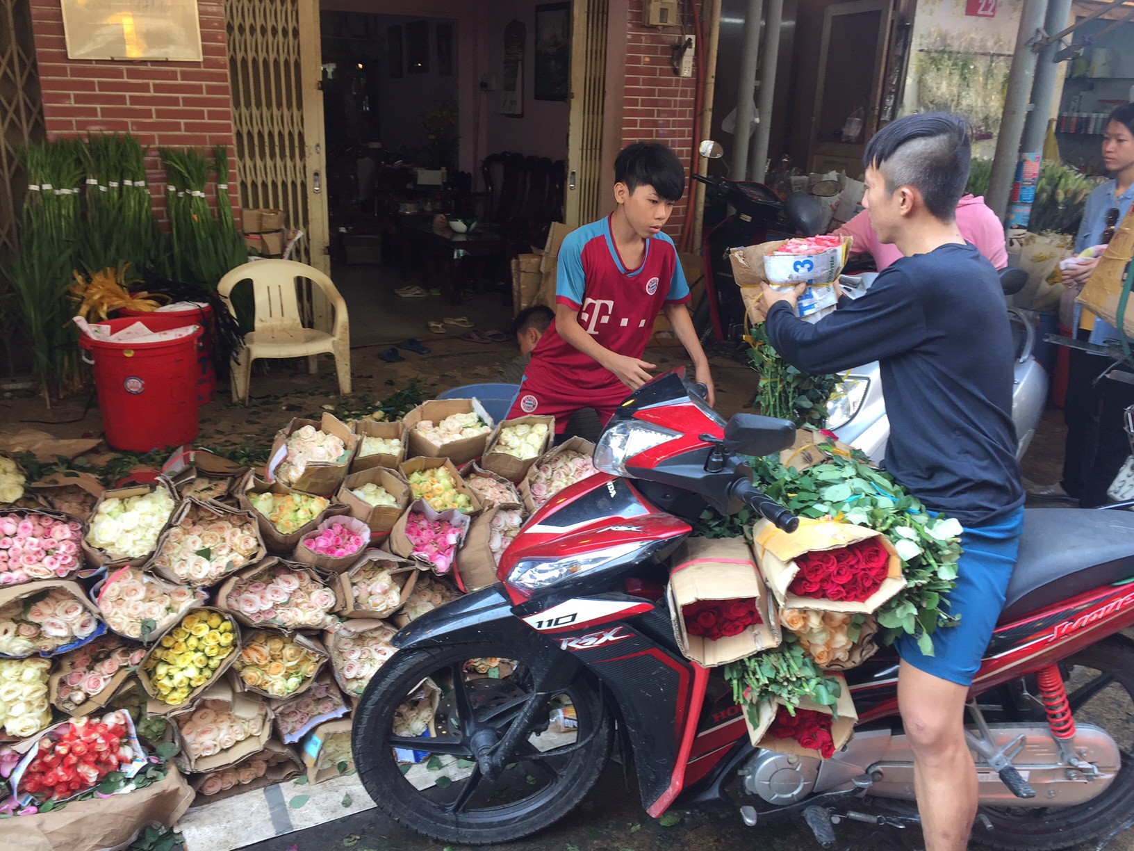 Chưa đến 8-3, gi&aacute; hoa hồng ở TP HCM đ&atilde; tăng ch&oacute;ng mặt  - Ảnh 14.