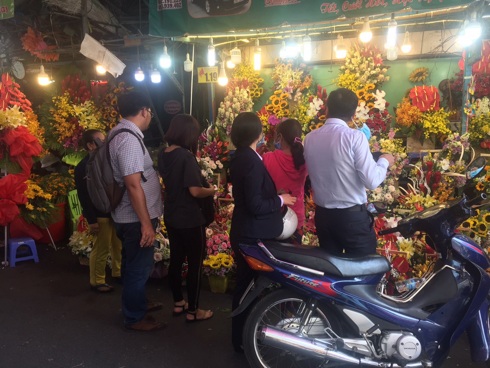 Chưa đến 8-3, gi&aacute; hoa hồng ở TP HCM đ&atilde; tăng ch&oacute;ng mặt  - Ảnh 16.