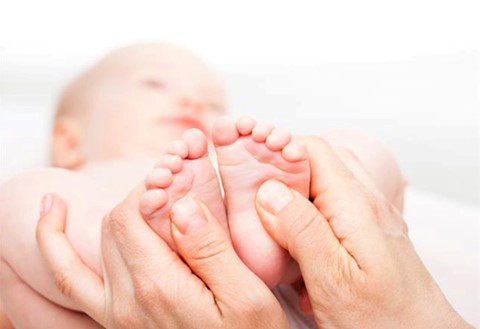 Cách massage chân giúp trẻ bớt quấy khóc