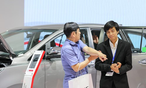Những chi&ecirc;u moi tiền kh&aacute;ch Việt khi mua &ocirc;t&ocirc; - Ảnh 1.