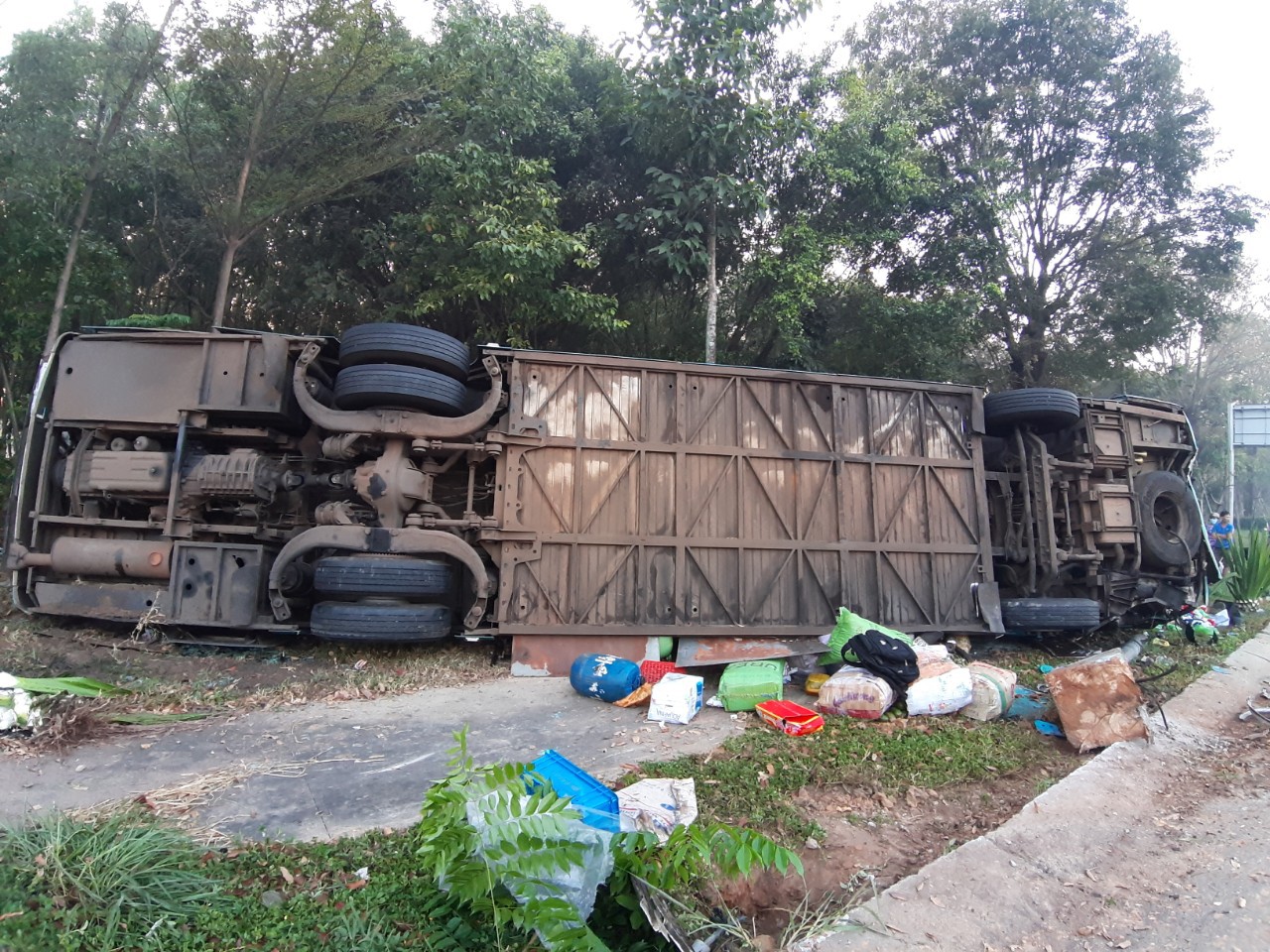 Xe kh&aacute;ch v&agrave; xe tải t&ocirc;ng thẳng v&agrave;o nhau, 40 h&agrave;nh kh&aacute;ch k&ecirc;u la thảm thiết - Ảnh 2.