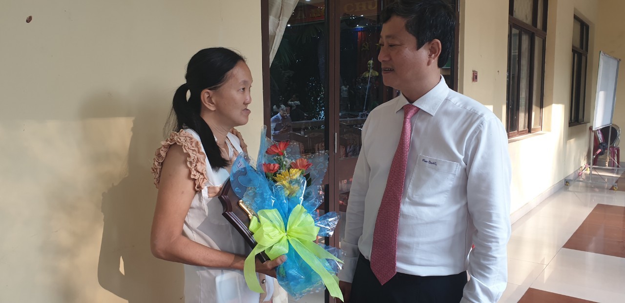 Tuy&ecirc;n dương người đ&agrave;n &ocirc;ng cụt tay xay h&agrave;ng ng&agrave;n ly nước m&iacute;a tặng kh&aacute;ch thập phương - Ảnh 4.