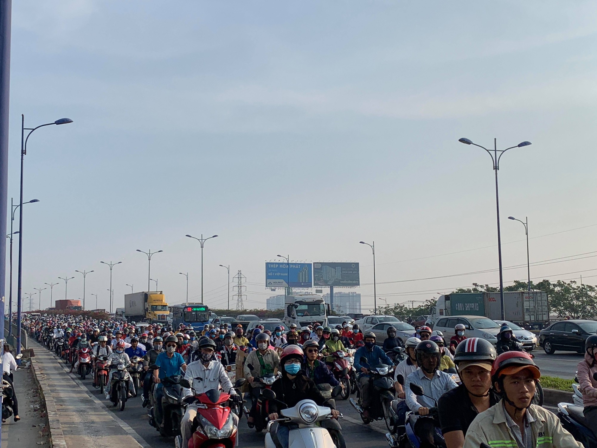 Kinh hãi nhiều cuộn thép khủng từ xe đầu kéo văng xuống xa lộ Hà Nội - Ảnh 3.