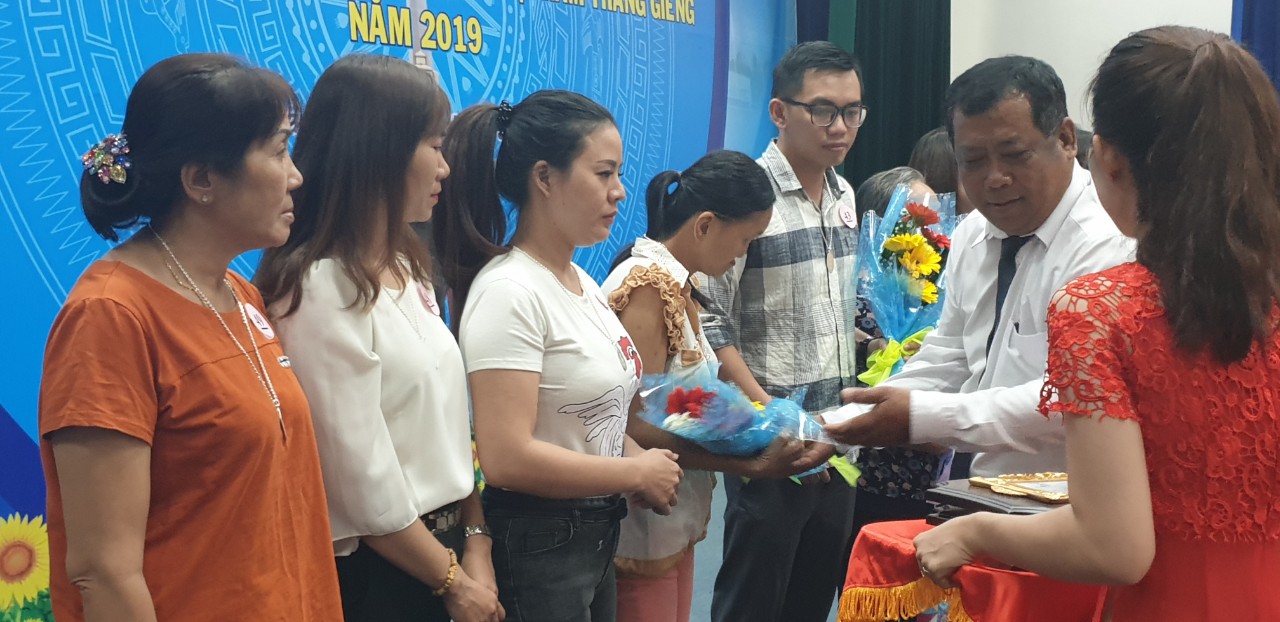 Tuy&ecirc;n dương người đ&agrave;n &ocirc;ng cụt tay xay h&agrave;ng ng&agrave;n ly nước m&iacute;a tặng kh&aacute;ch thập phương - Ảnh 3.