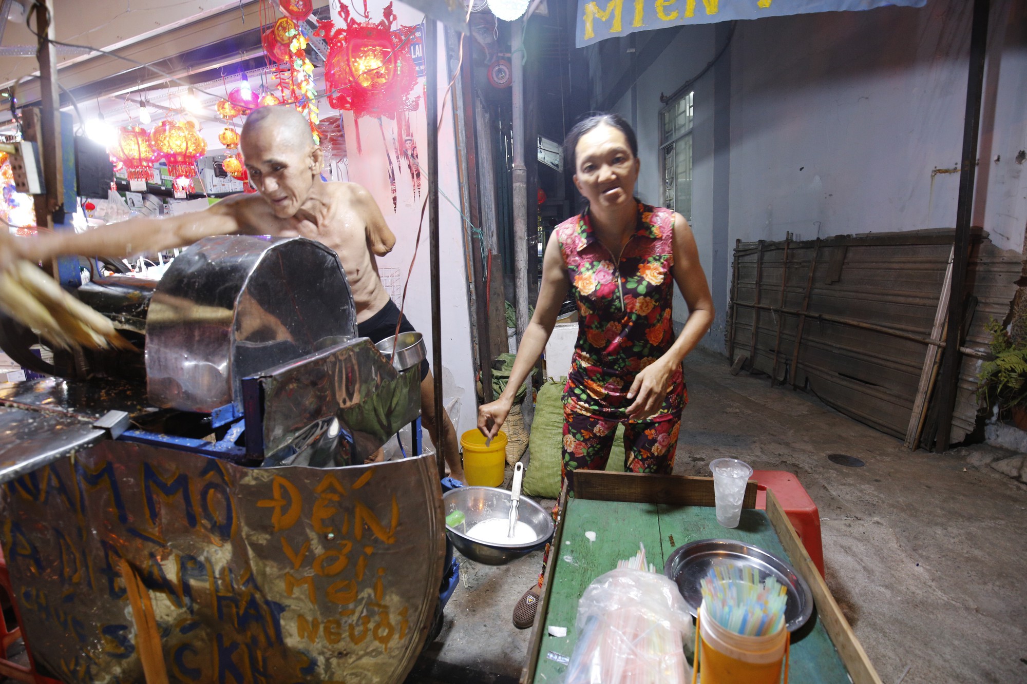 Tuy&ecirc;n dương người đ&agrave;n &ocirc;ng cụt tay xay h&agrave;ng ng&agrave;n ly nước m&iacute;a tặng kh&aacute;ch thập phương - Ảnh 2.