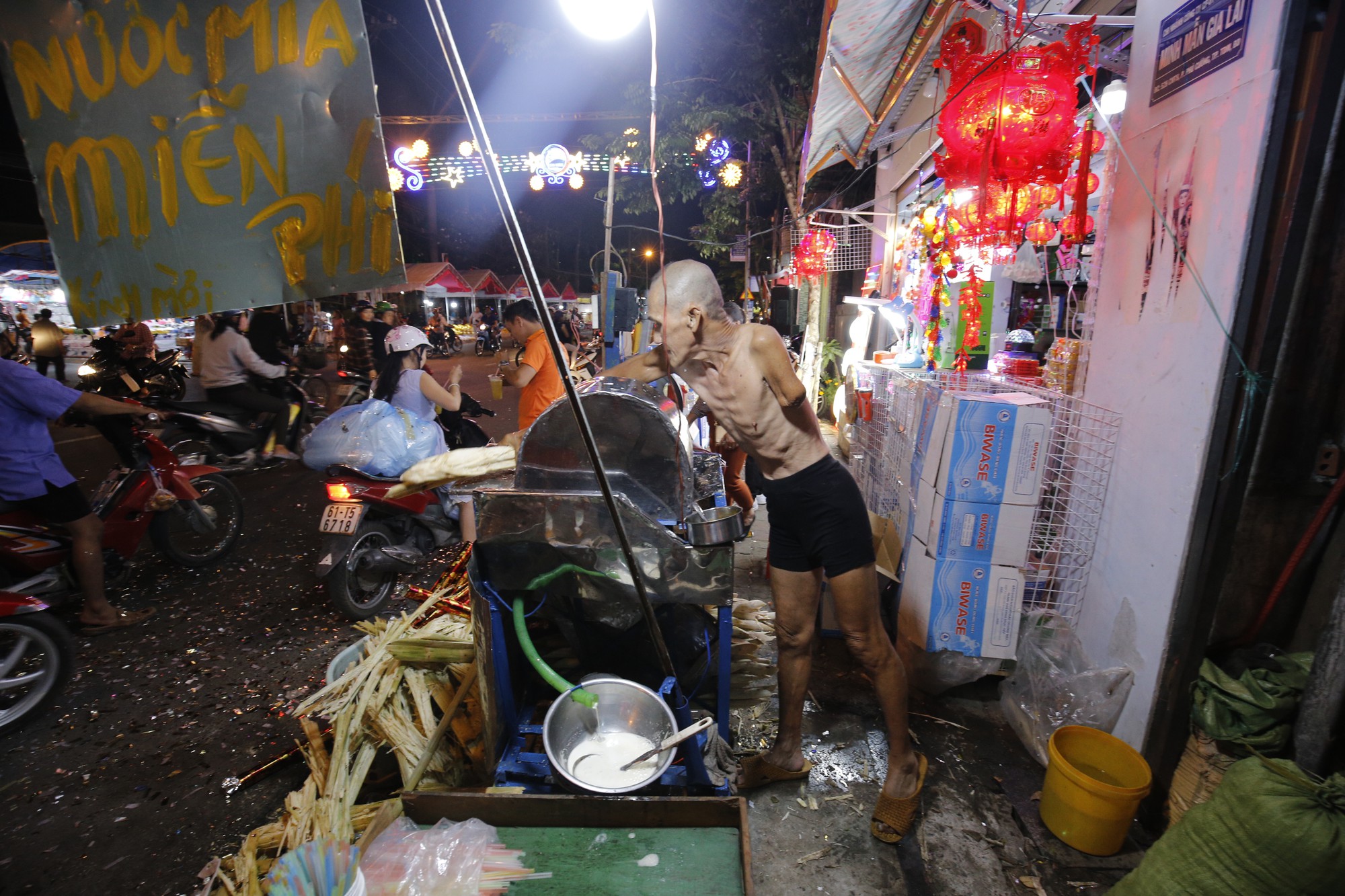 Tuyên dương người đàn ông cụt tay xay hàng ngàn ly nước mía tặng khách thập phương