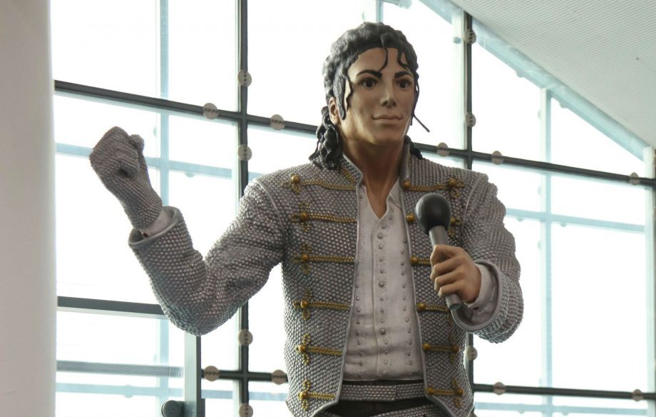 Tượng Michael Jackson bị dời sau phim tố cáo ấu dâm