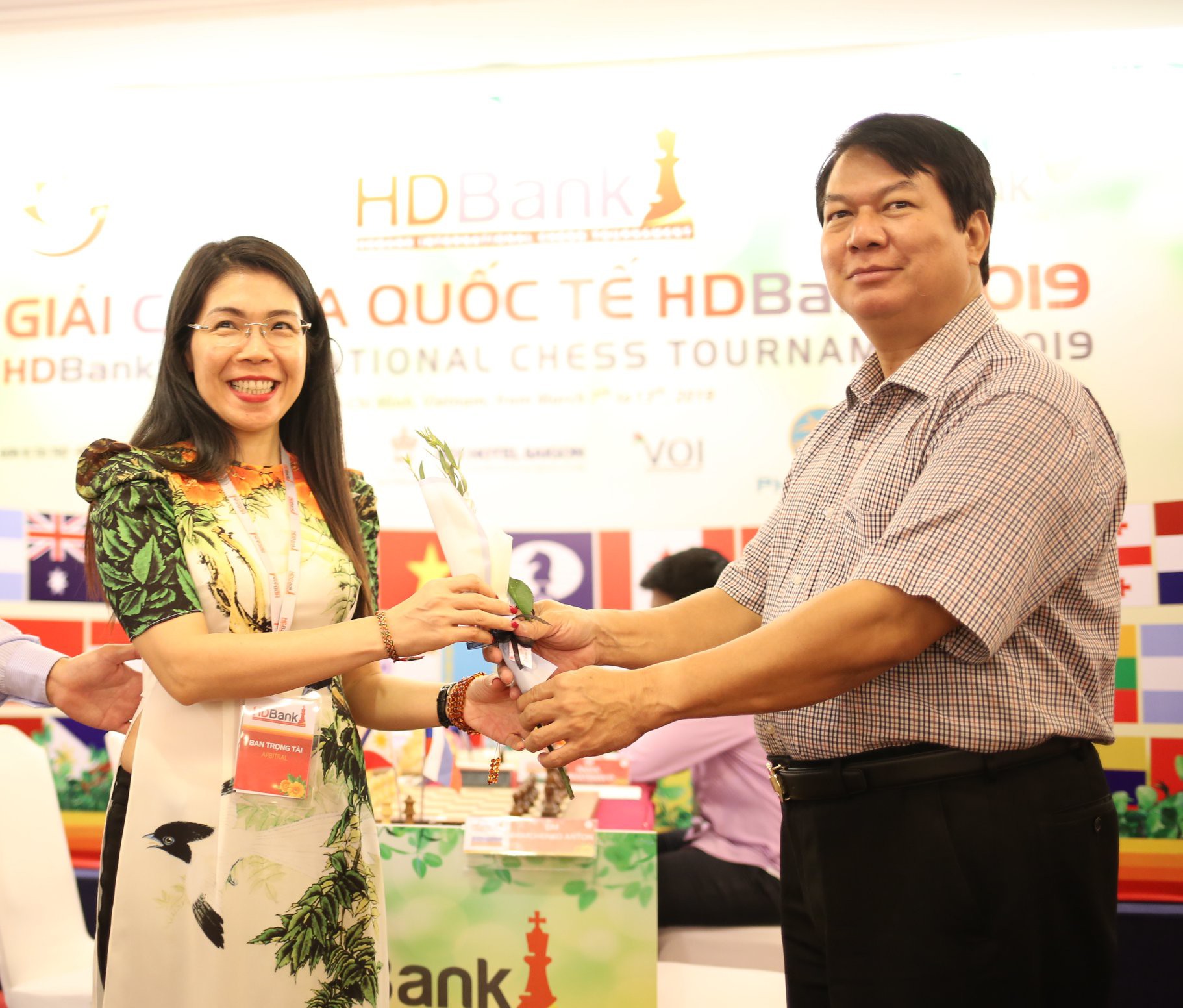 Hoa và sôcôla cho các nữ kỳ thủ, thần đồng 13 tuổi dẫn đầu HDBank - Ảnh 1.
