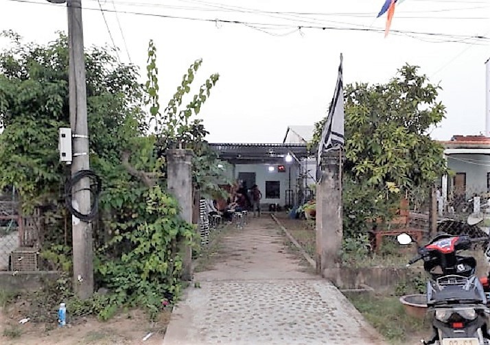 Người đàn ông mang xăng ra đồng tự thiêu