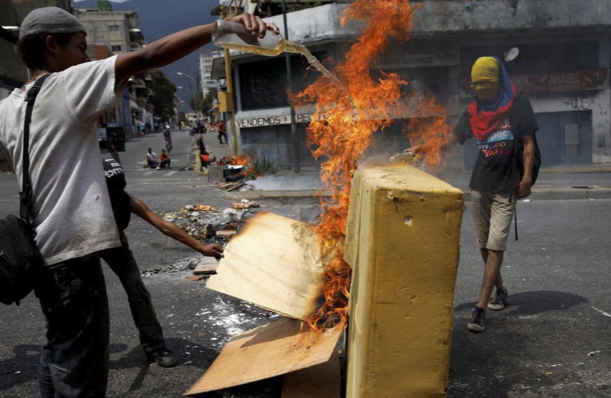 Venezuela: Người dân phóng hỏa gần dinh tổng thống vì mất điện