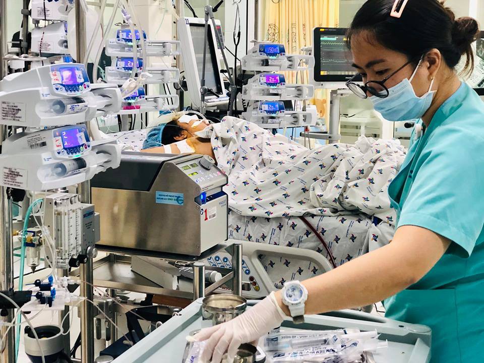 Người cha c&ocirc;ng nh&acirc;n bất lực nh&igrave;n con g&aacute;i thoi th&oacute;p b&ecirc;n ống thở - Ảnh 1.