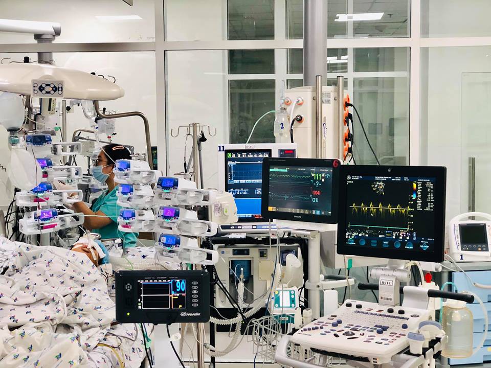 Người cha công nhân bất lực nhìn con gái thoi thóp bên ống thở