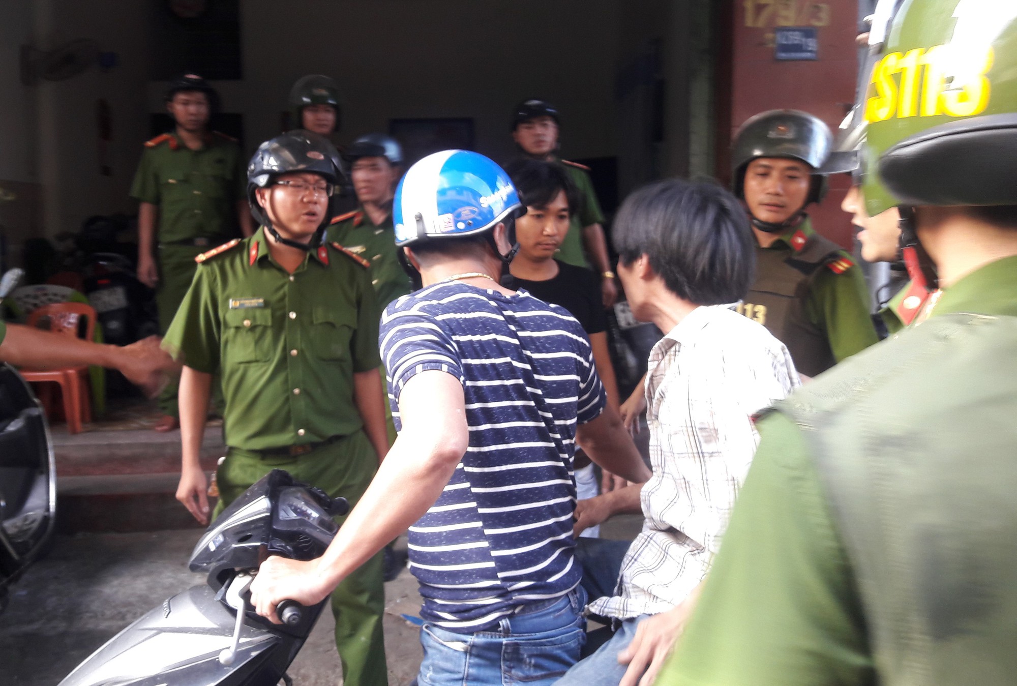 Nghẹt thở vây bắt nam thanh niên nghi ngáo đá cố thủ suốt 2 giờ trên tầng 3