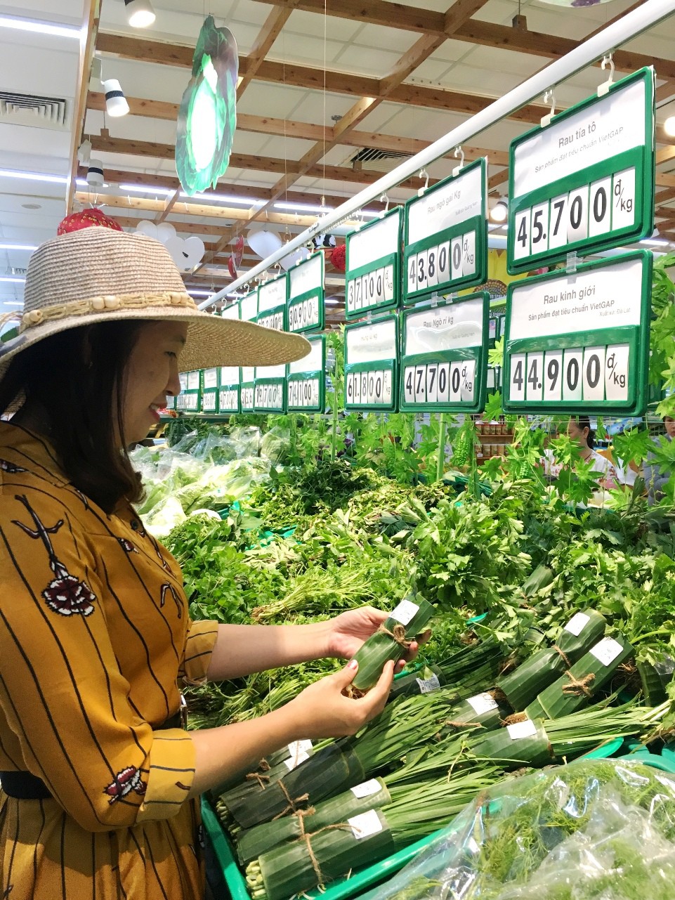 Th&ecirc;m nhiều si&ecirc;u thị d&ugrave;ng l&aacute; chuối g&oacute;i thực phẩm - Ảnh 1.