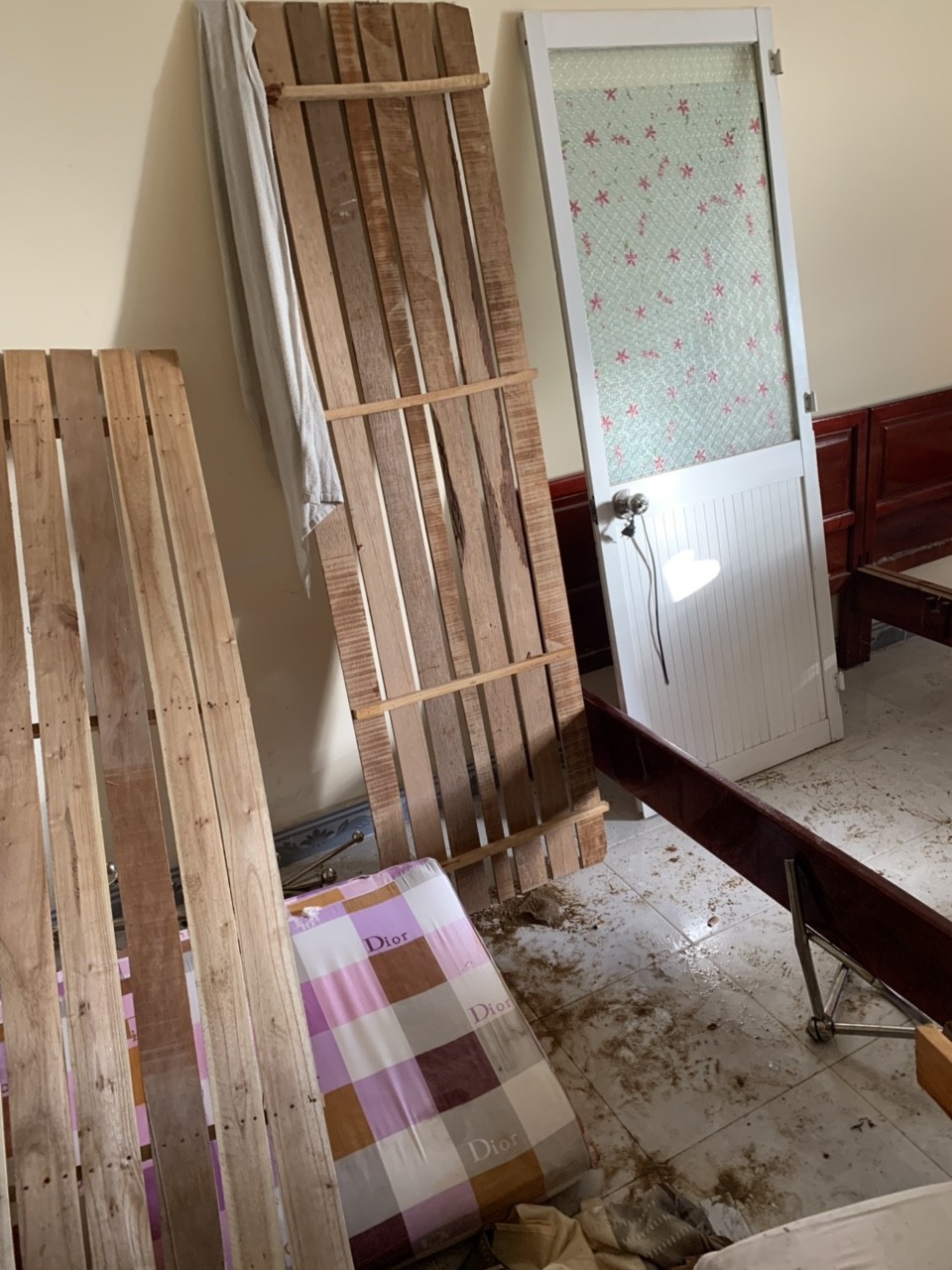 Mới cai nghiện xong đã ngáo đá, thuê nhà nghỉ quậy phá - Ảnh 3.