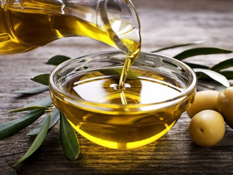 9 lý do phụ nữ nên có một chai dầu ô liu trong nhà