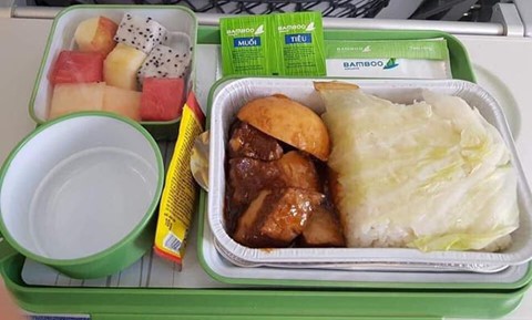 Cuộc đua b&aacute;n suất ăn tr&ecirc;n m&aacute;y bay th&ecirc;m tay chơi mới - Ảnh 2.