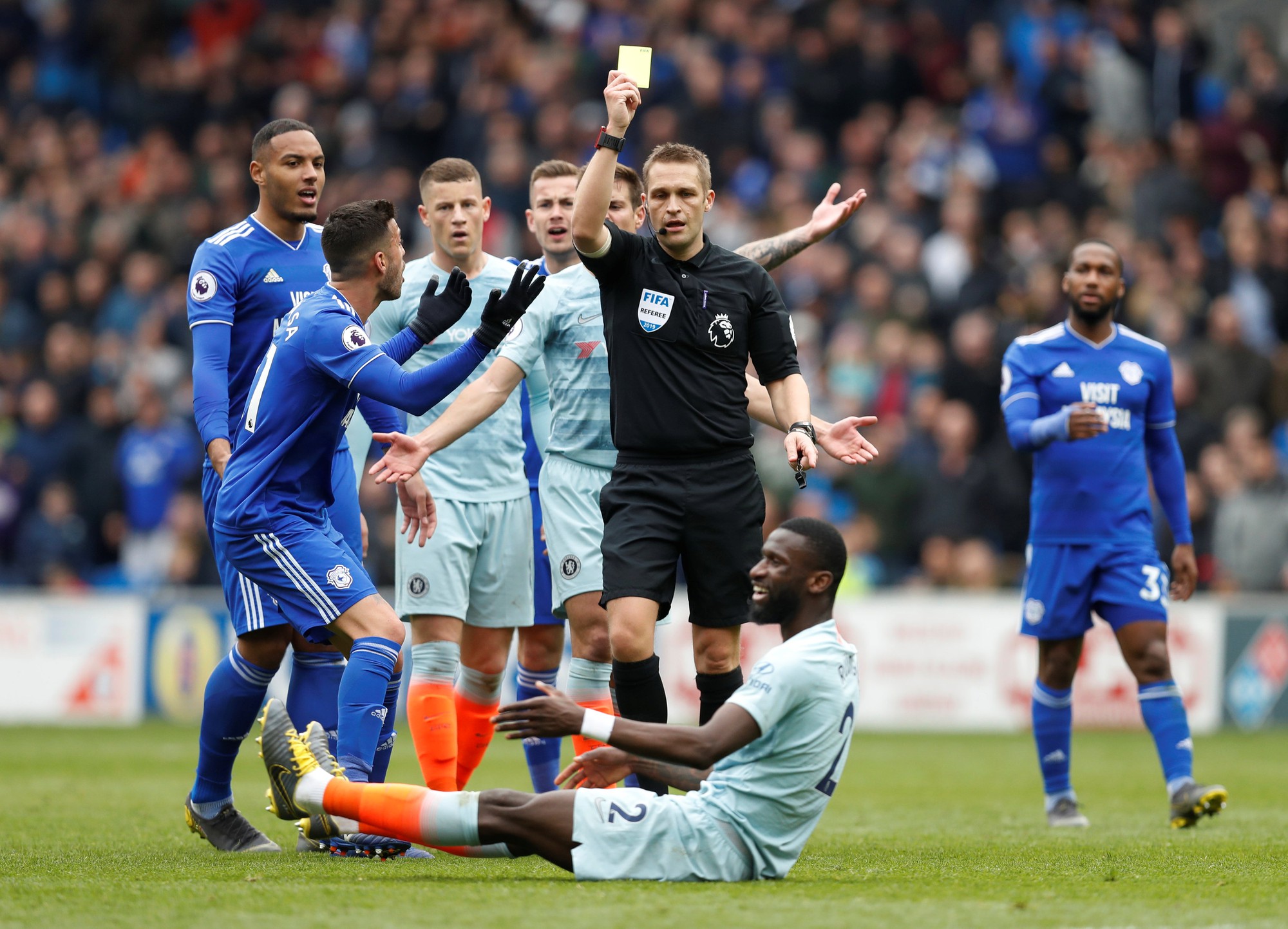 Chelsea được trọng tài 2 phen "giải cứu", Cardiff ấm ức chờ rớt hạng
