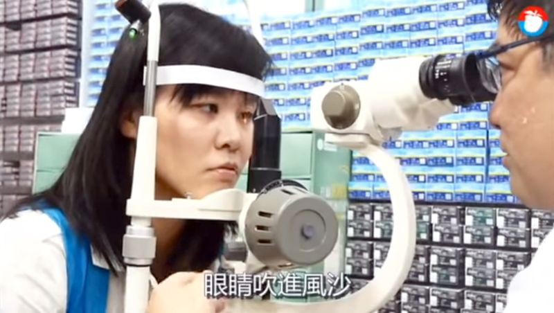 4 con ong sống trong mắt người phụ nữ để... hút nước