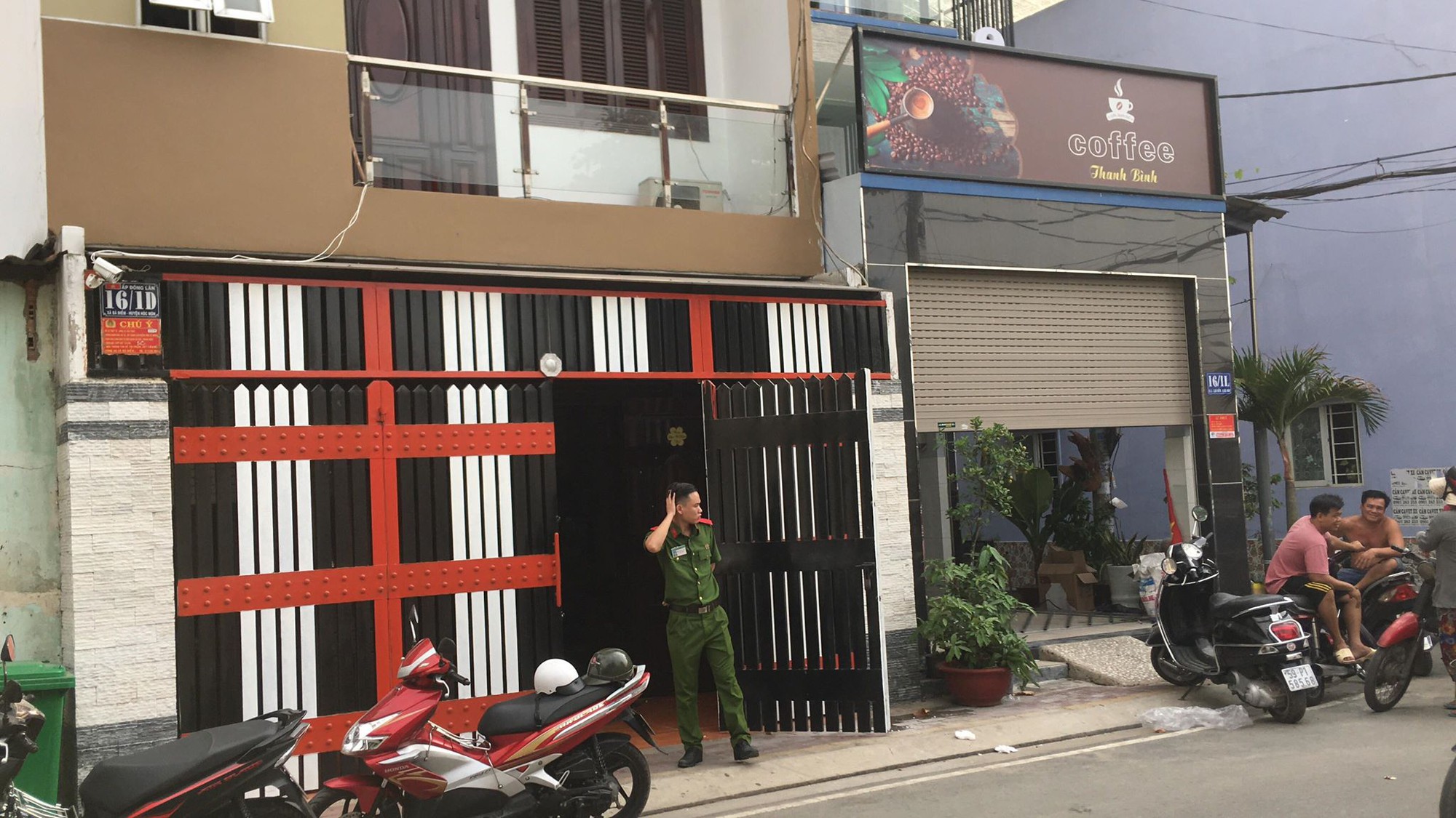 C&ocirc;ng an TP HCM đang kh&aacute;m nh&agrave; Ph&uacute;c XO - Ảnh 1.