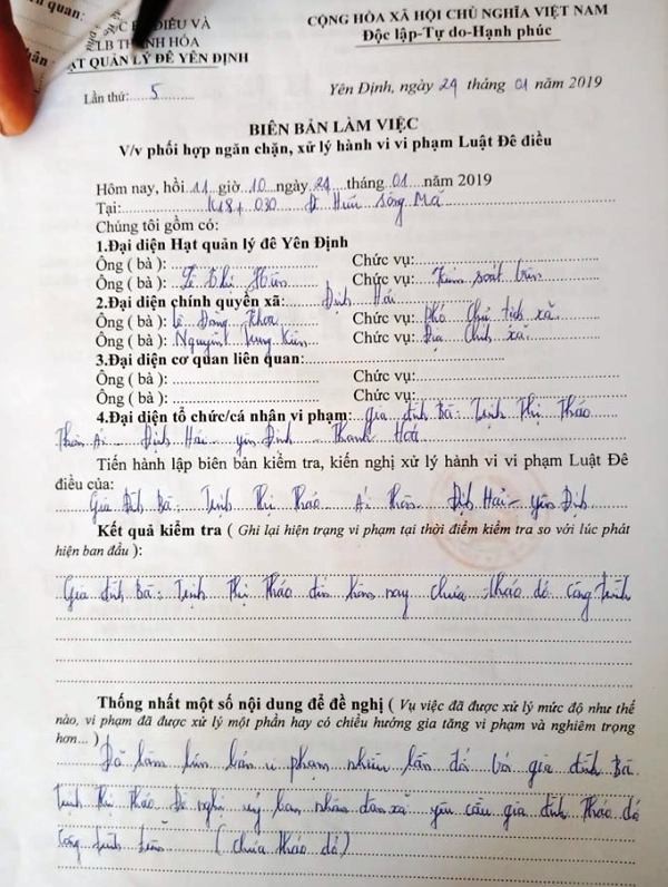 C&aacute;n bộ x&atilde; ngang nhi&ecirc;n x&acirc;y nh&agrave; tr&aacute;i ph&eacute;p trong h&agrave;nh lang đ&ecirc; s&ocirc;ng M&atilde; - Ảnh 2.
