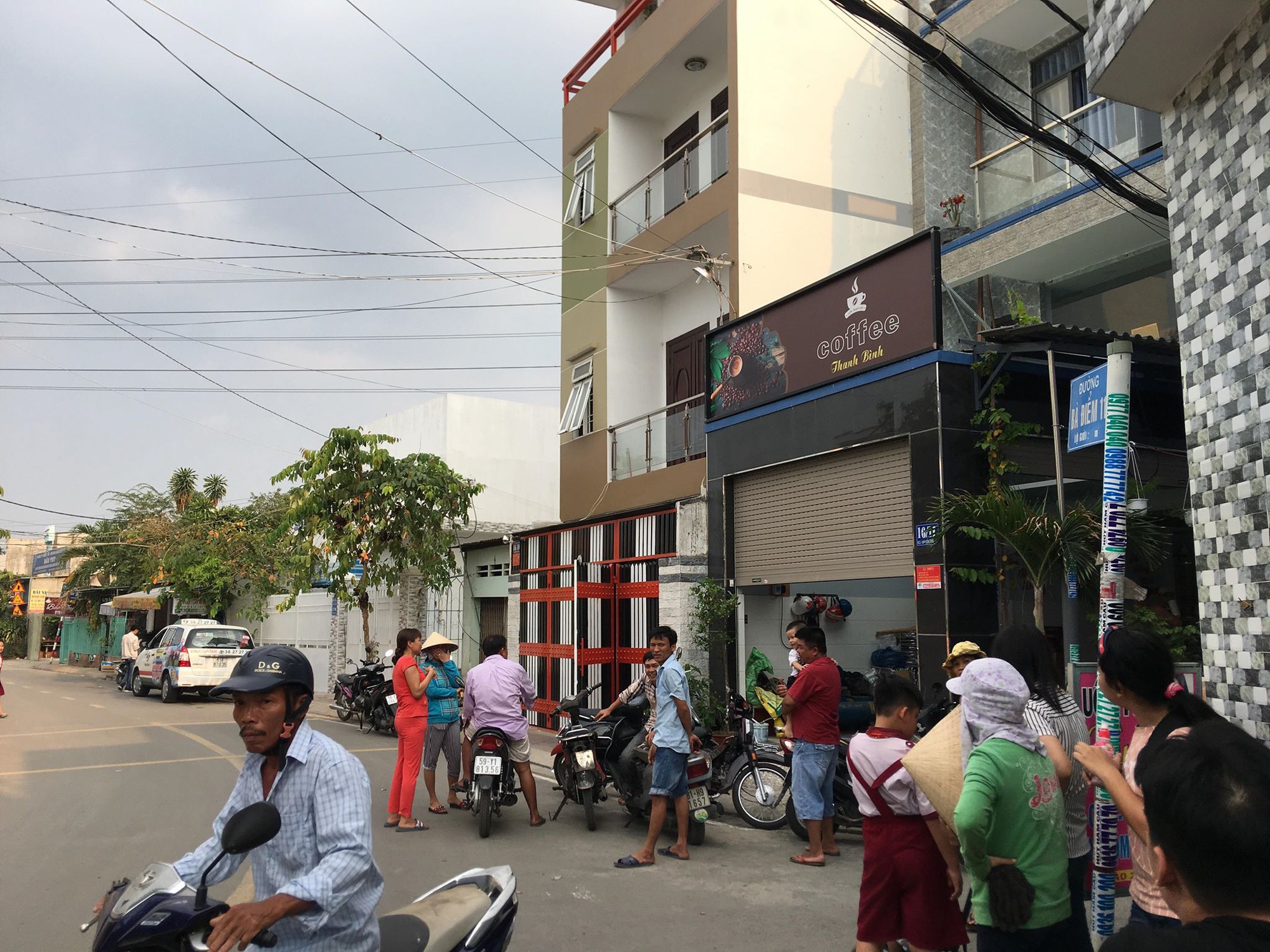 C&ocirc;ng an TP HCM đang kh&aacute;m nh&agrave; Ph&uacute;c XO - Ảnh 2.