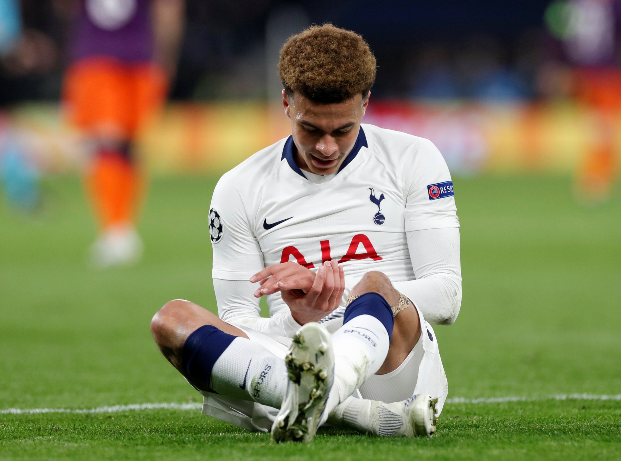 Tiền vệ Tottenham bị trộm đánh đổ máu, cướp tài sản đắt giá