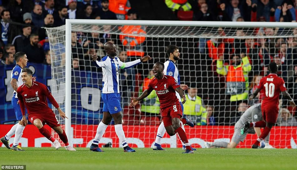 Salah tho&aacute;t thẻ đỏ, Liverpool thắng dễ Porto ở Anfield - Ảnh 3.