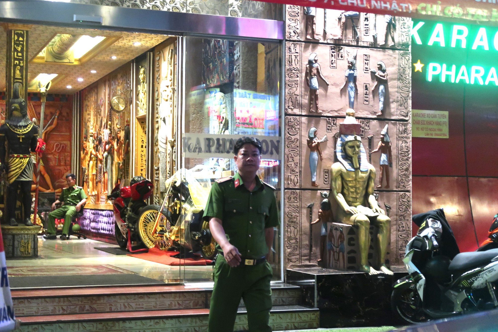 Công an TP HCM đang phong tỏa karaoke của đại gia Phúc XO - Ảnh 3.