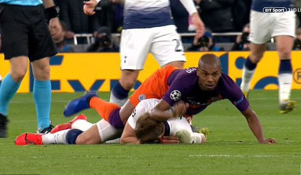 Cận cảnh c&aacute;c đao phủ Man City triệt hạ kinh ho&agrave;ng Harry Kane - Ảnh 6.
