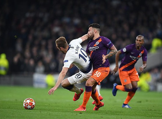 Cận cảnh c&aacute;c đao phủ Man City triệt hạ kinh ho&agrave;ng Harry Kane - Ảnh 4.