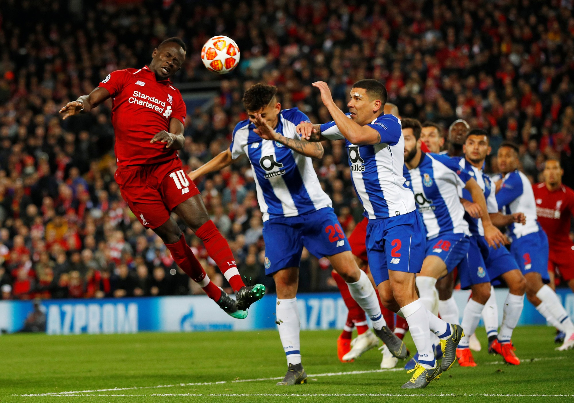 Salah thoát thẻ đỏ, Liverpool thắng dễ Porto ở Anfield