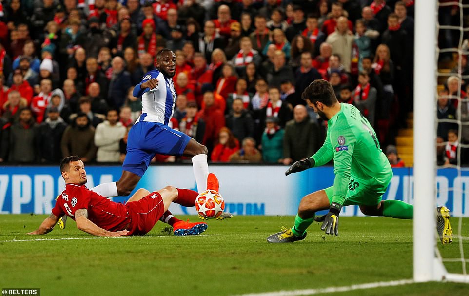 Salah tho&aacute;t thẻ đỏ, Liverpool thắng dễ Porto ở Anfield - Ảnh 6.