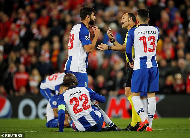 Salah tho&aacute;t thẻ đỏ, Liverpool thắng dễ Porto ở Anfield - Ảnh 5.