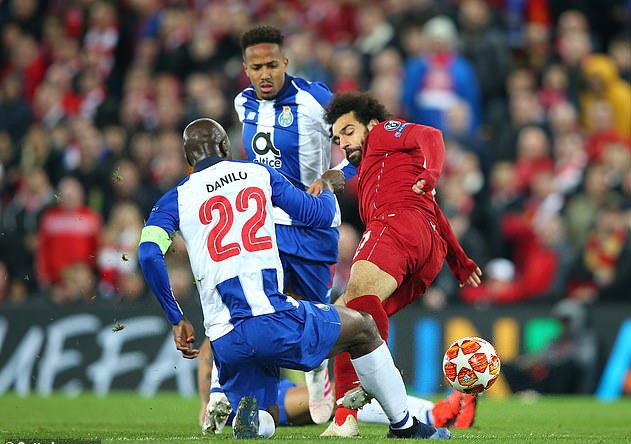 Salah tho&aacute;t thẻ đỏ, Liverpool thắng dễ Porto ở Anfield - Ảnh 4.