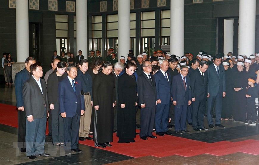 Những h&igrave;nh ảnh l&atilde;nh đạo Đảng, nh&agrave; nước viếng Trung tướng Đồng Sỹ Nguy&ecirc;n - Ảnh 8.