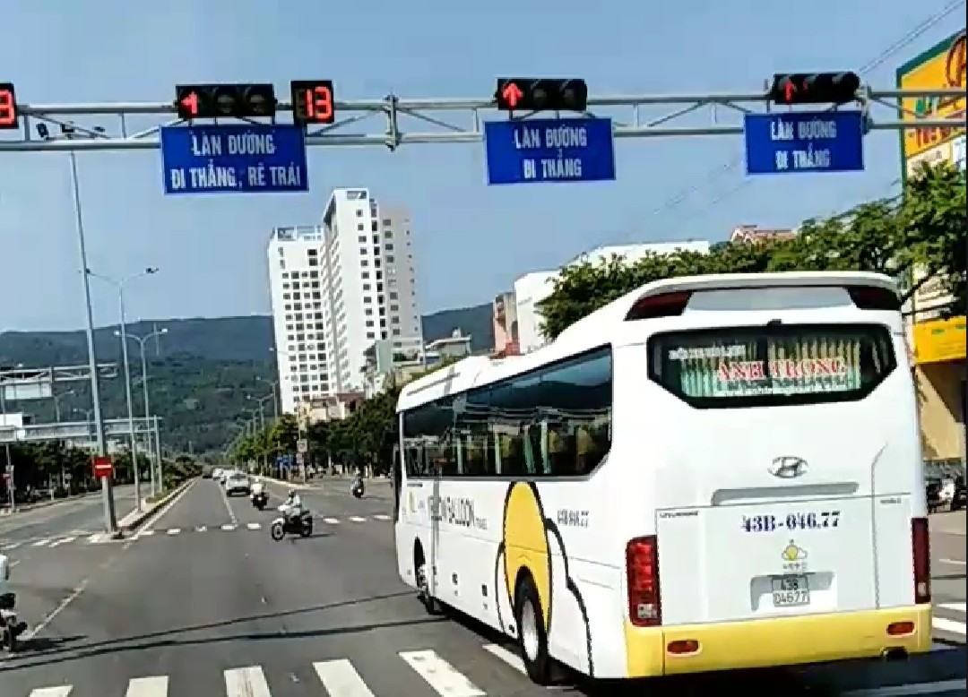 Vụ đo&agrave;n xe Trung Nguy&ecirc;n vượt đ&egrave;n đỏ: Sẽ tước giấy ph&eacute;p l&aacute;i xe 2 th&aacute;ng - Ảnh 3.