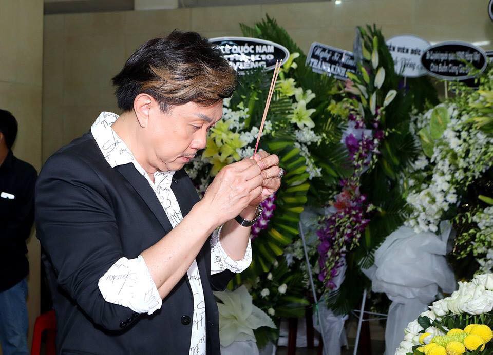 Nghệ sĩ Anh Vũ về qu&ecirc; nh&agrave; trong t&igrave;nh thương qu&aacute; lớn của c&ocirc;ng ch&uacute;ng - Ảnh 2.