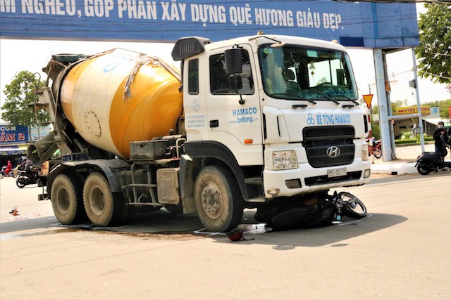 Vợ chết thảm dưới bánh xe bồn, chồng bị thương nặng